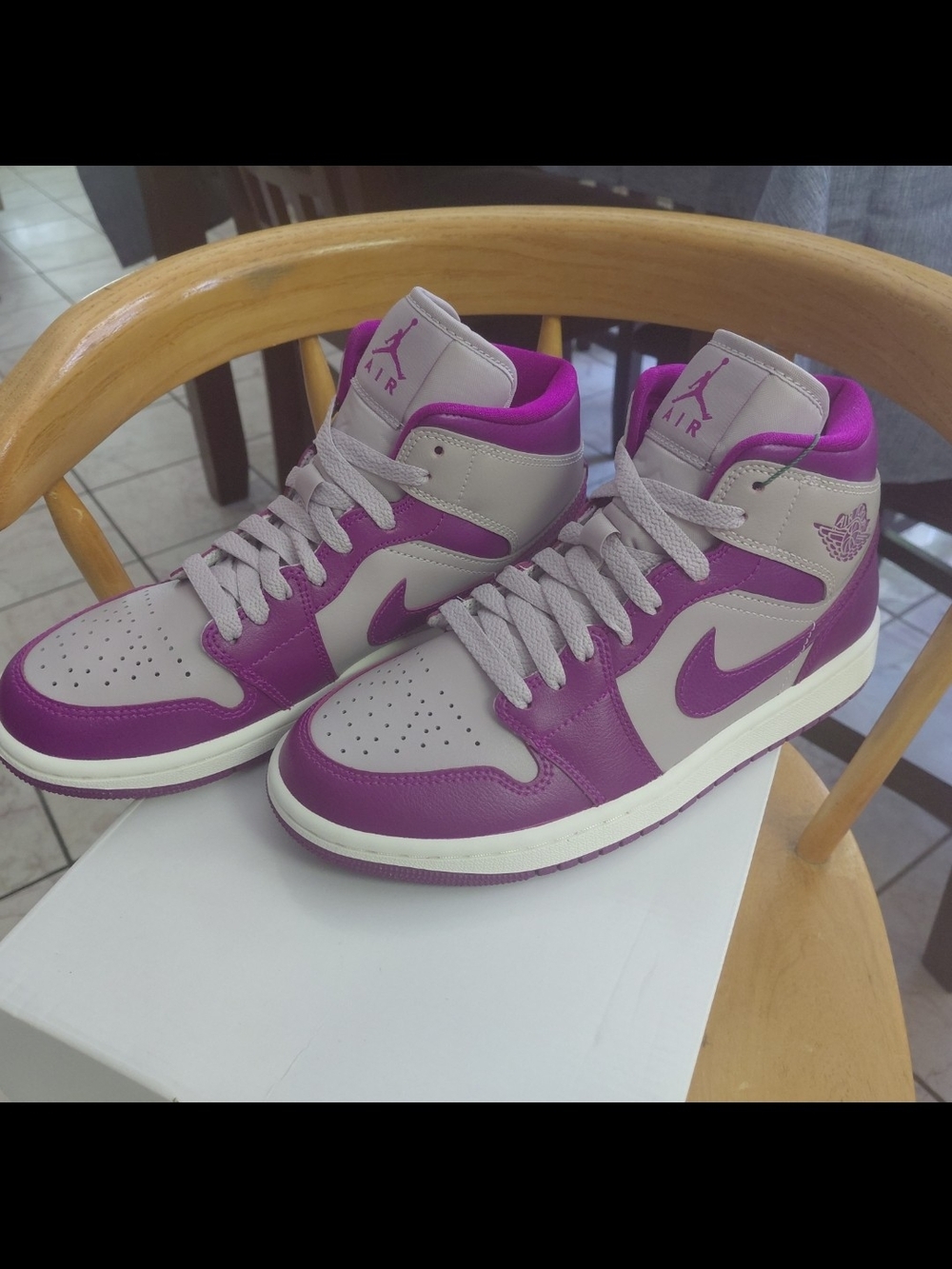Brand New Jordan 1 Women's High-Top Sneakers in Purple&Light Gray - Picture 2 of 6